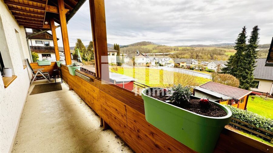 Hochwertiges 1-2 Familienhaus mit großem Garten in erhobener Ortsrandlage mit Panoramablick - EG Balkon 2 Panoramablick